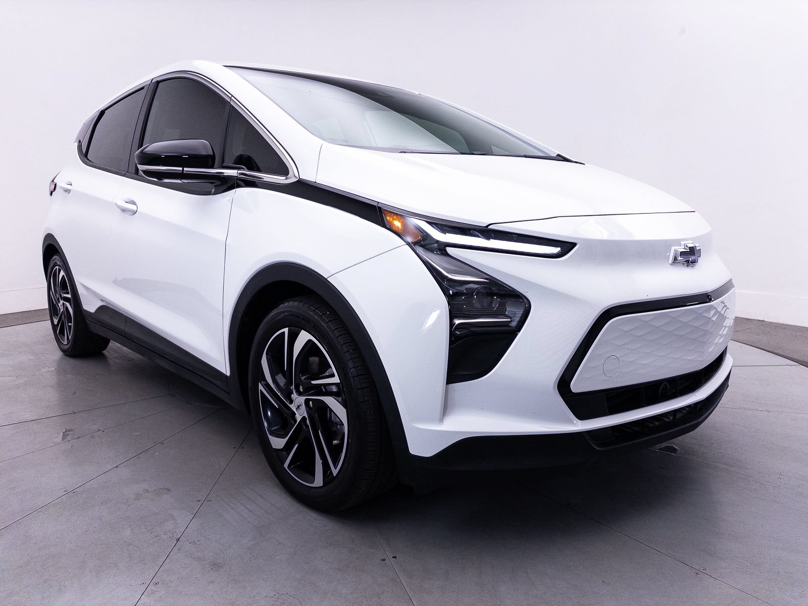Used 2023 Chevrolet Bolt LT w/ Infotainment Package FWD image 13