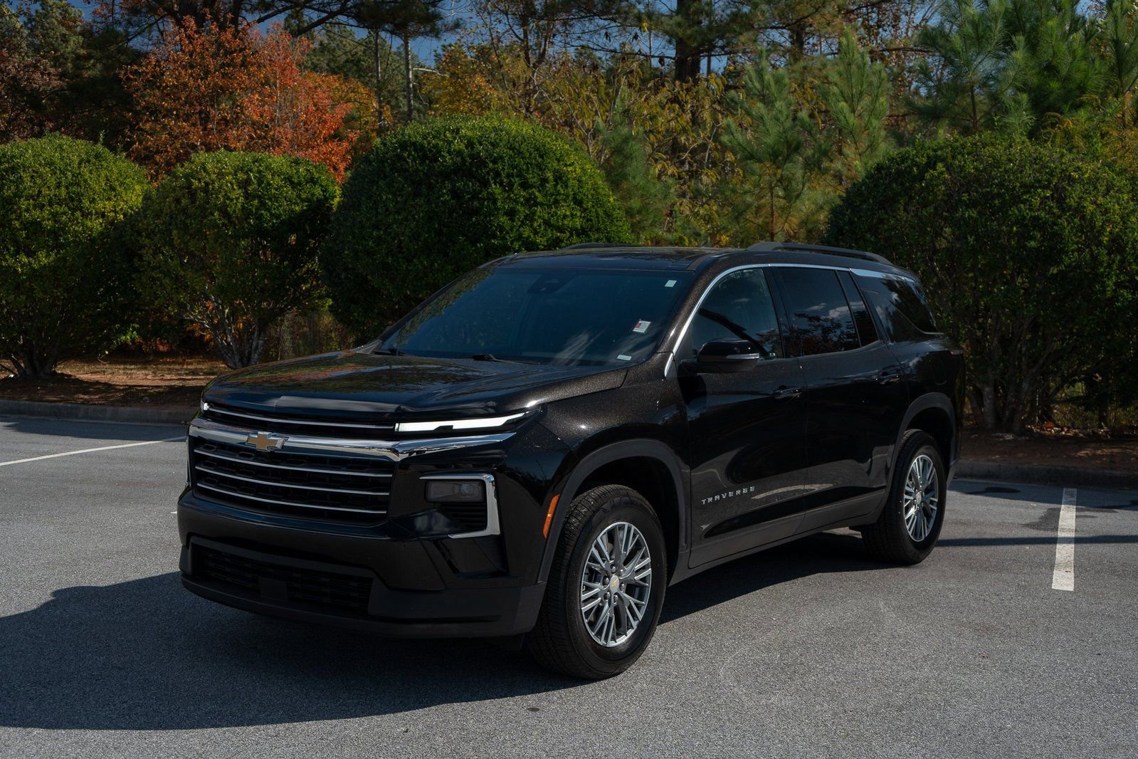 Used 2025 Chevrolet Traverse LT image 3