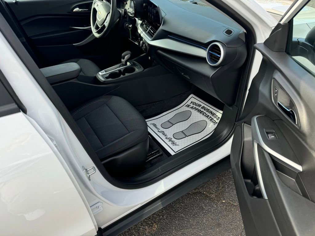 Certified 2025 Chevrolet Trax LS image 12