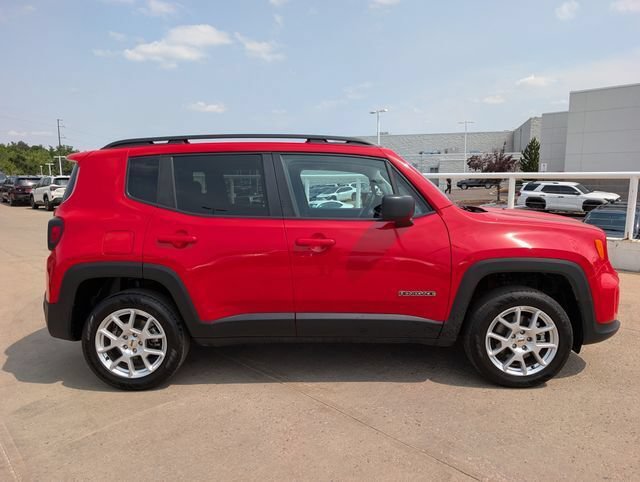 Used 2023 Jeep Renegade Latitude w/ Premium Group AWD/4WD image 2