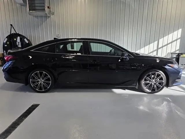 Used 2022 Toyota Avalon Touring w/ Advanced Safety Package image 2