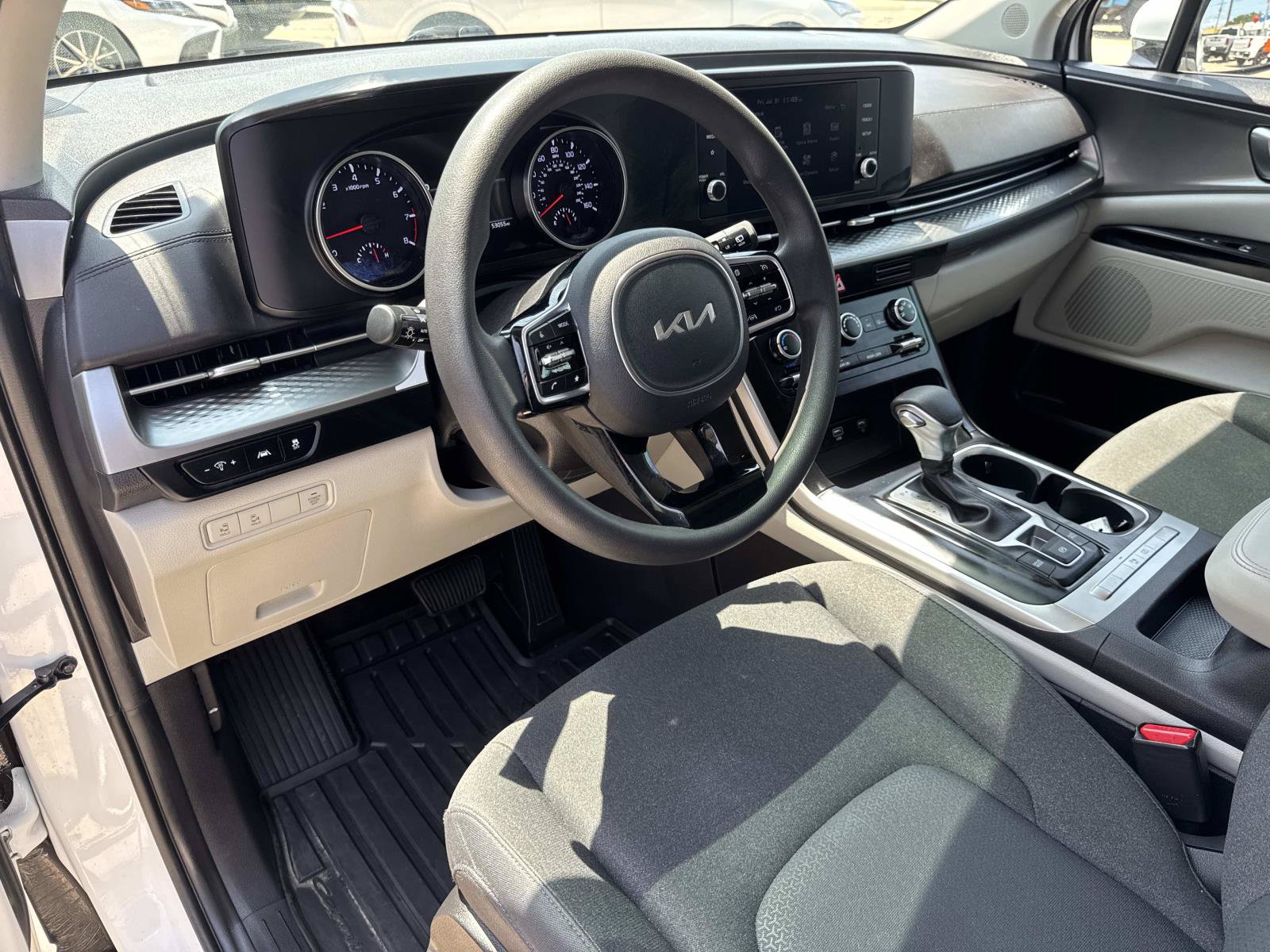 Used 2024 Kia Carnival LX FWD image 17