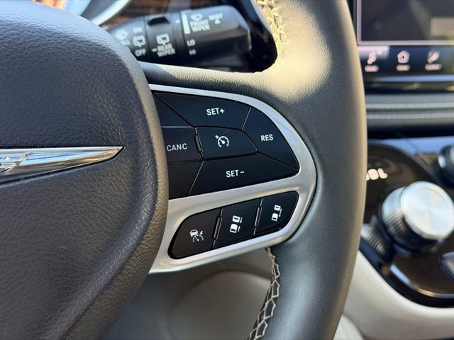 Used 2023 Chrysler Pacifica Limited image 12