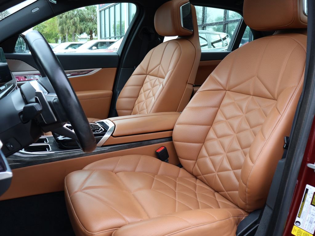 Used 2023 BMW 740i w/ Parking Assistance Package image 33