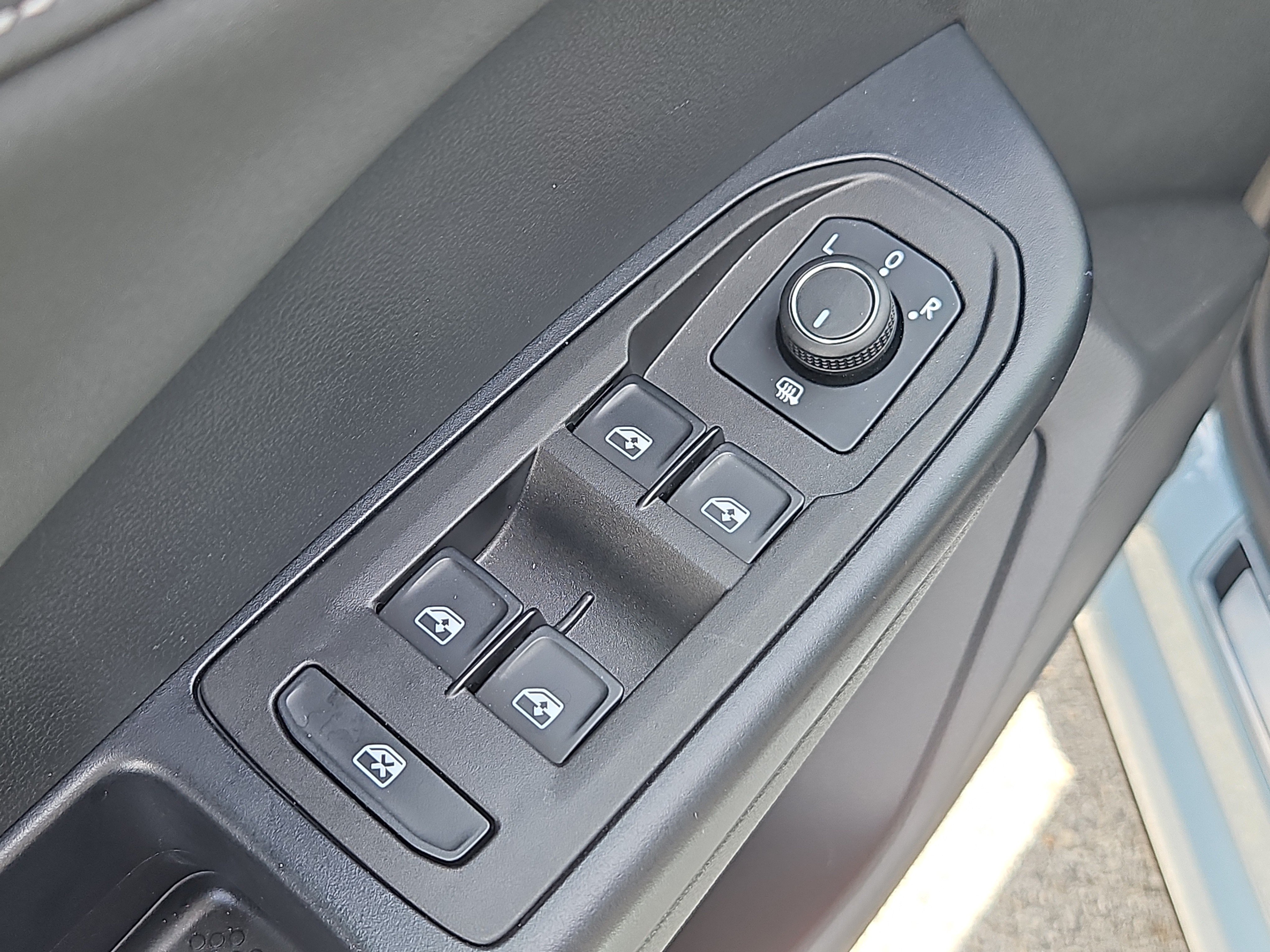 Certified 2025 Volkswagen Taos SE AWD/4WD image 20
