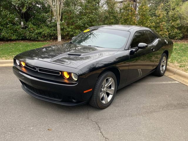 Used 2015 Dodge Challenger SXT image 3