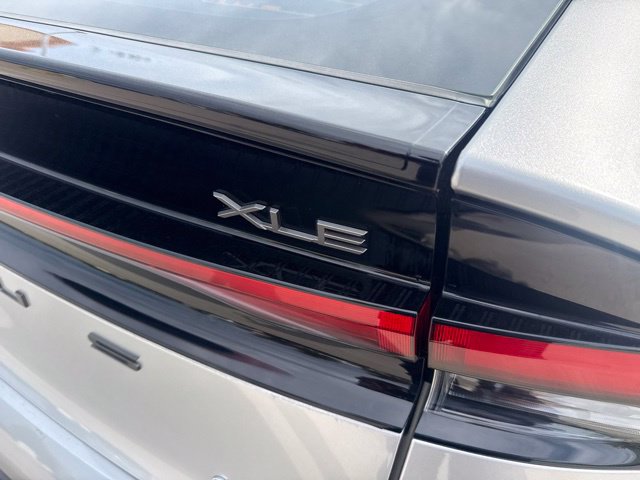 Used 2024 Toyota Prius XLE FWD image 4