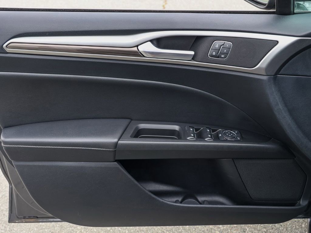 Used 2020 Ford Fusion SEL FWD image 22