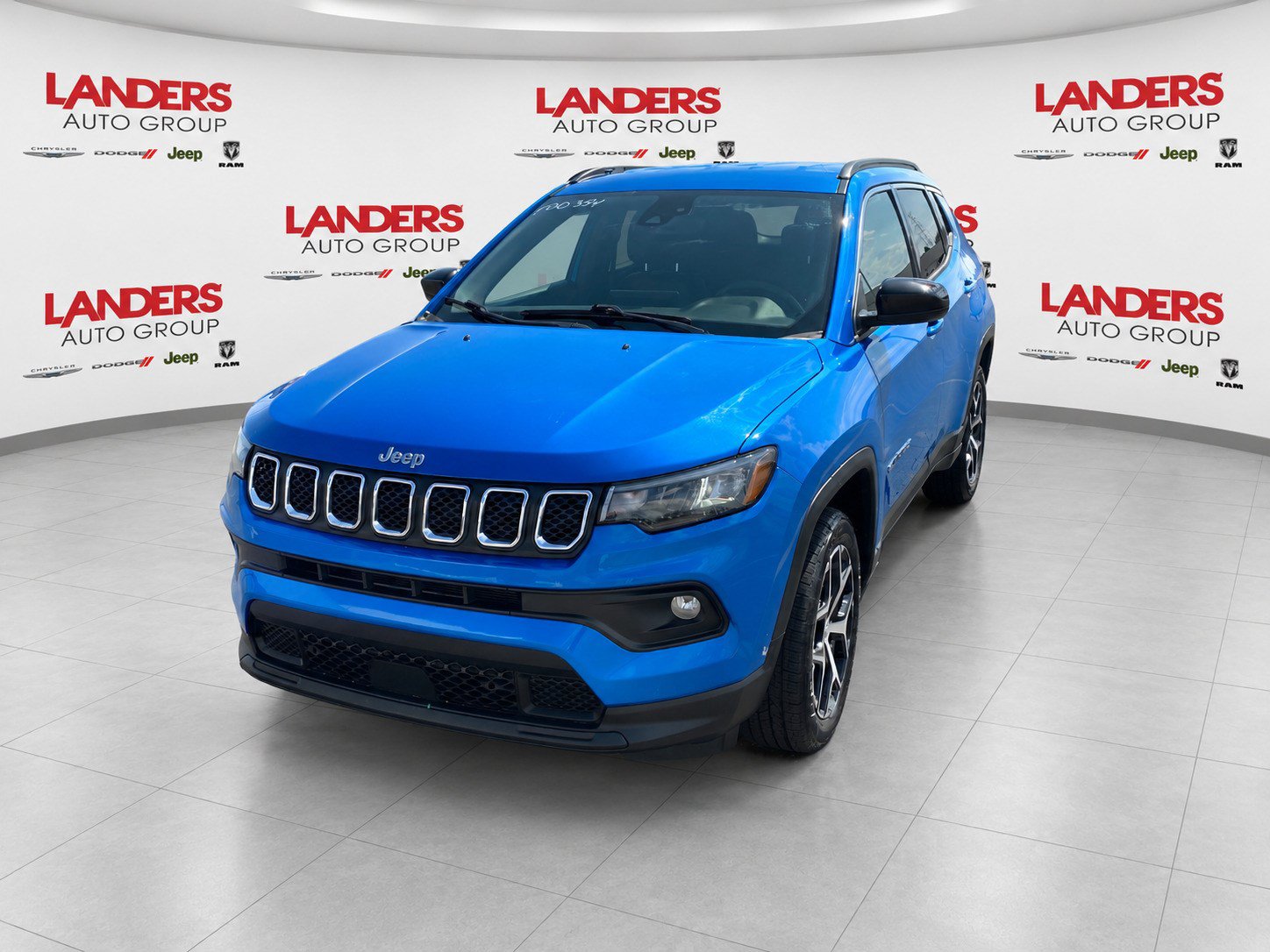 Used 2024 Jeep Compass Latitude AWD/4WD image 1
