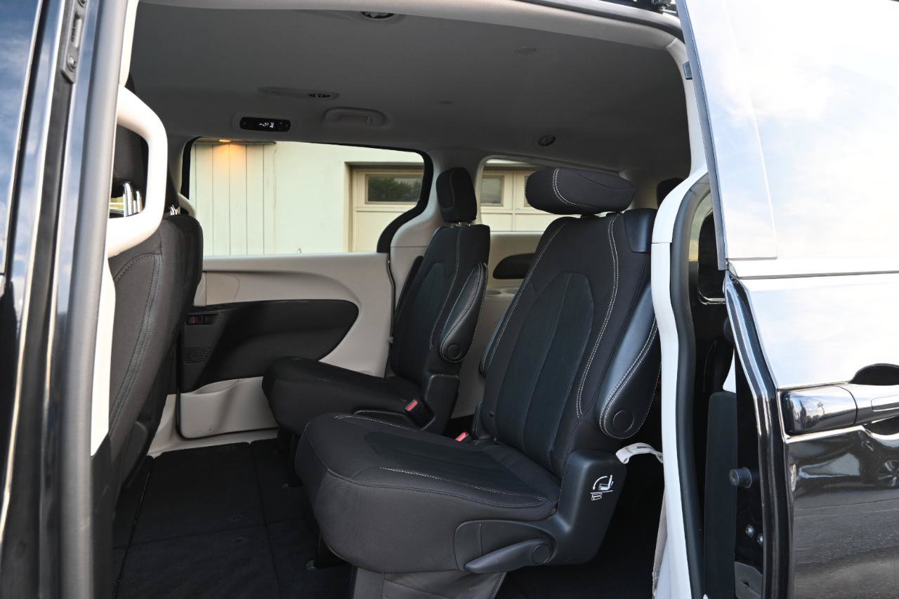 Used 2021 Chrysler Voyager LX FWD image 22