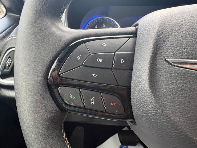 Certified 2025 Chrysler Pacifica Limited FWD image 20