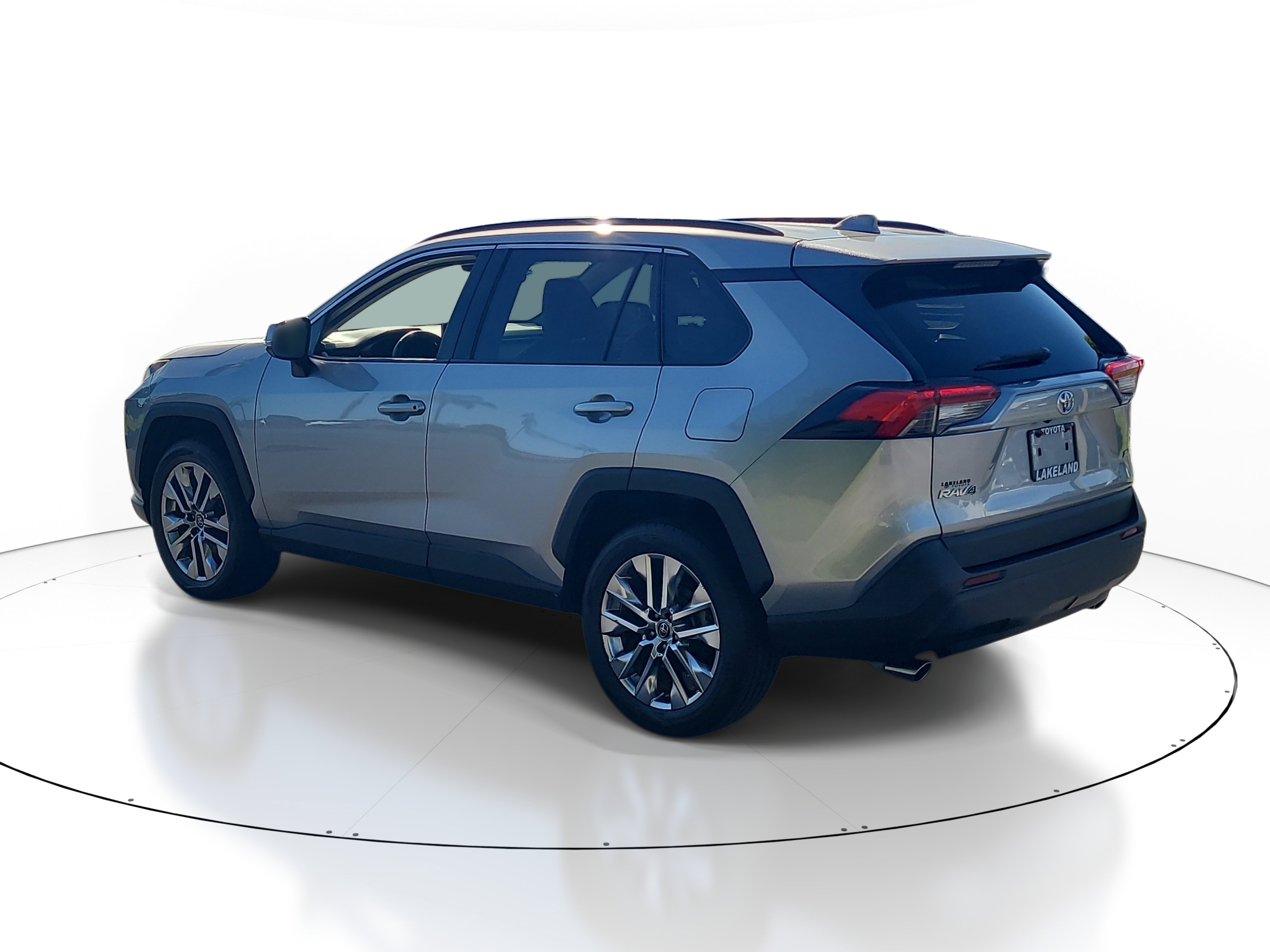 Used 2020 Toyota RAV4 XLE Premium FWD image 5