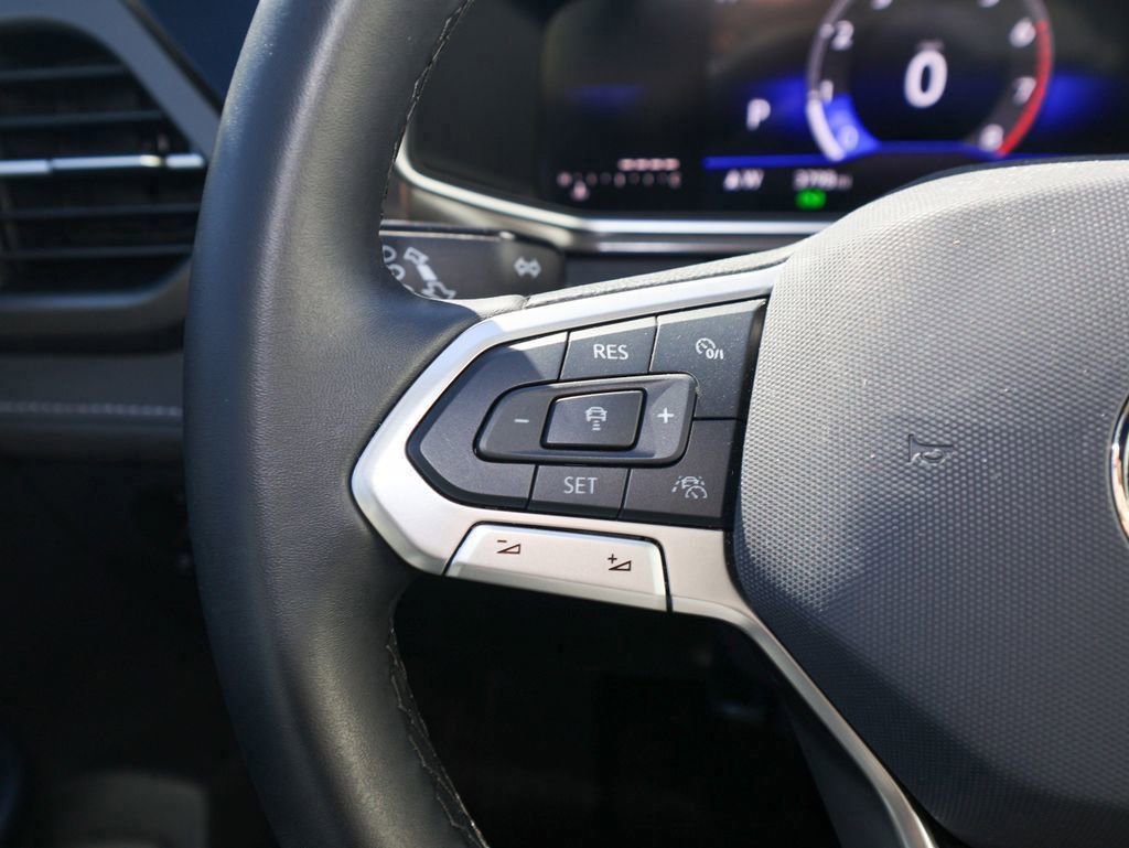 Certified 2025 Volkswagen Taos SE image 23
