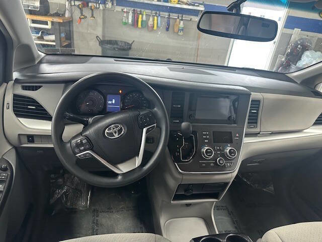 Used 2015 Toyota Sienna LE image 15