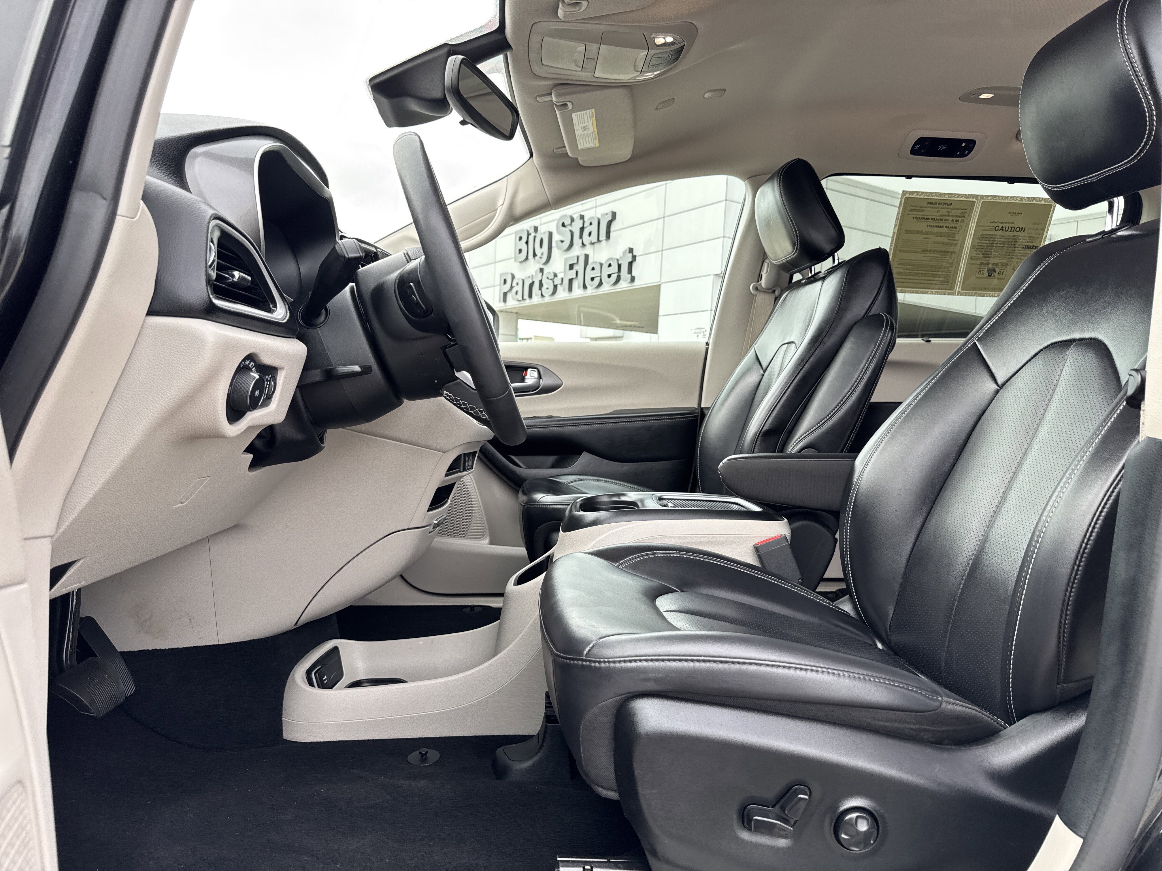 Used 2023 Chrysler Pacifica Touring-L image 35