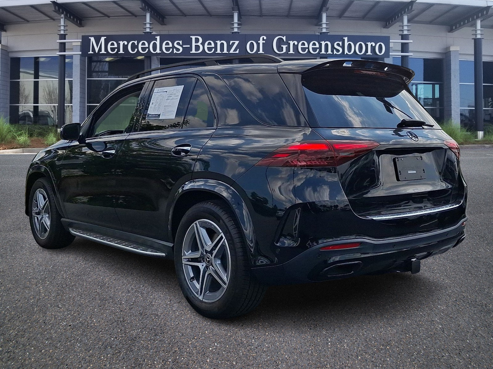 Used 2024 Mercedes-Benz GLE 350 4MATIC w/ AMG Line Exterior image 4