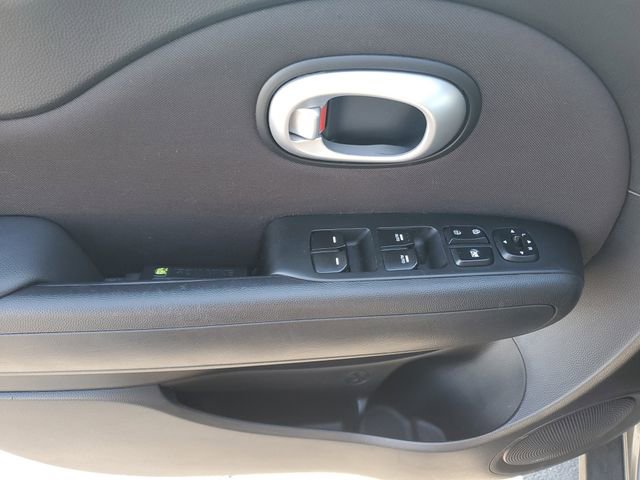 Used 2016 Kia Soul + image 18