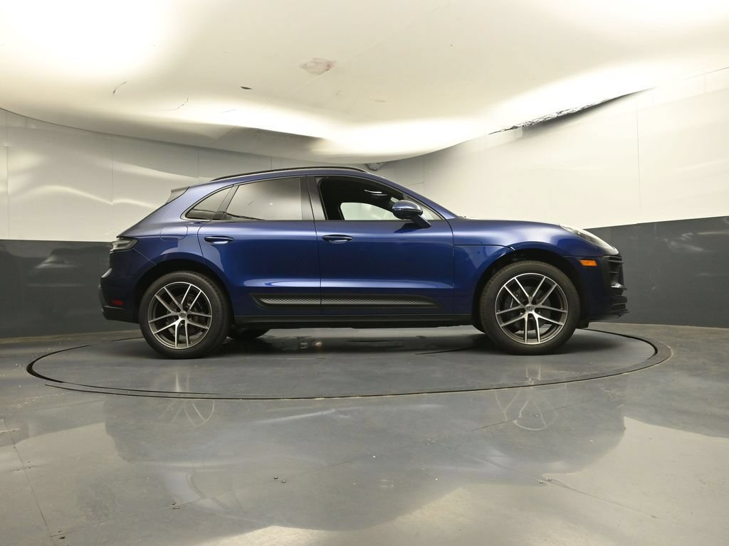 Used 2025 Porsche Macan AWD/4WD image 32