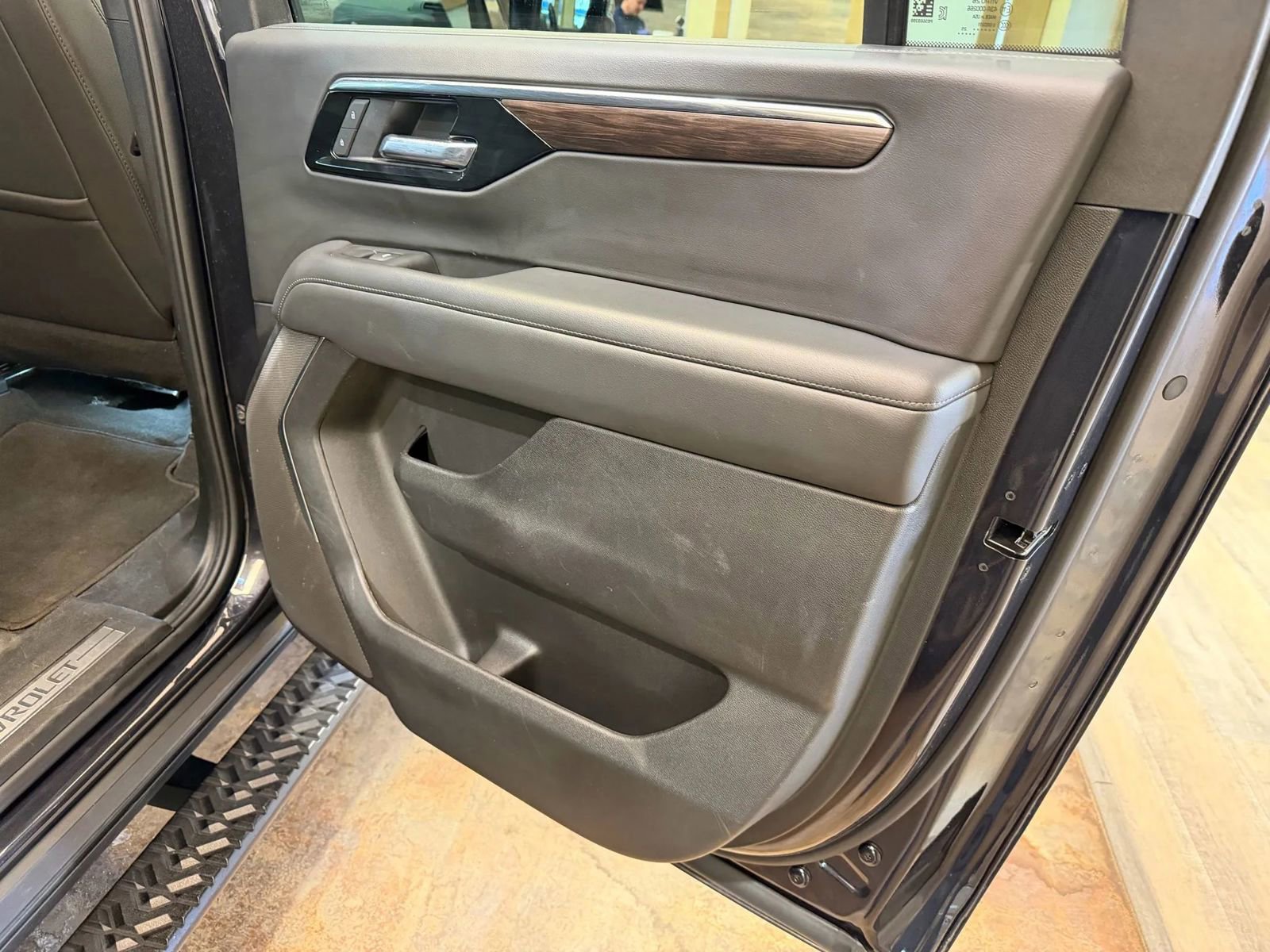 Used 2025 Chevrolet Suburban Z71 image 16