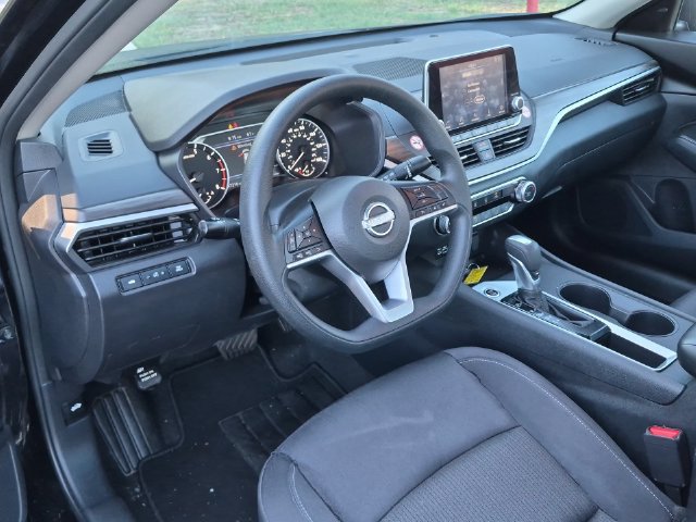 Used 2025 Nissan Altima 2.5 SV FWD image 10