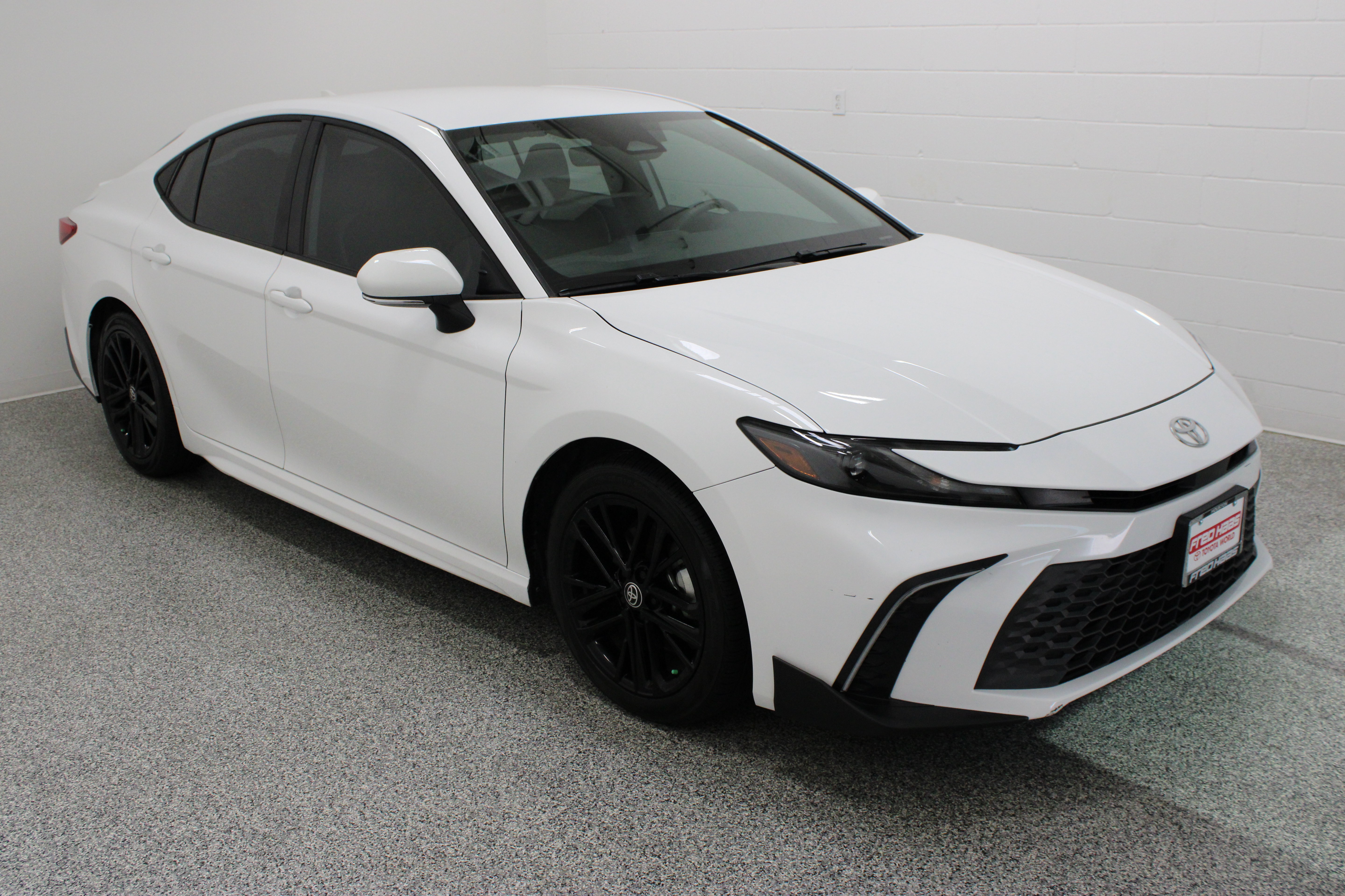 Used 2025 Toyota Camry SE w/ Convenience Package FWD image 4