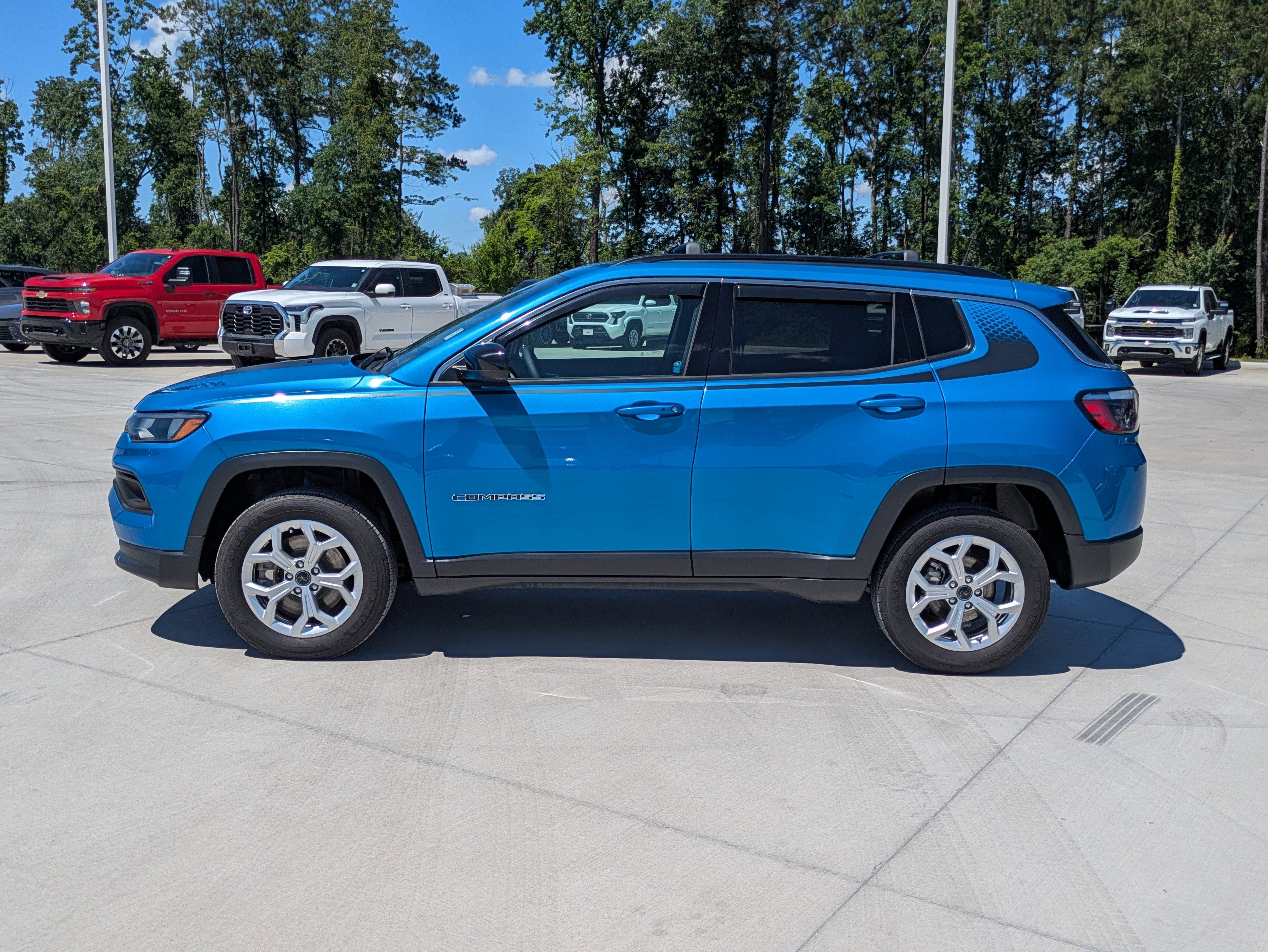 Certified 2025 Jeep Compass Latitude w/ Convenience Group AWD/4WD image 2