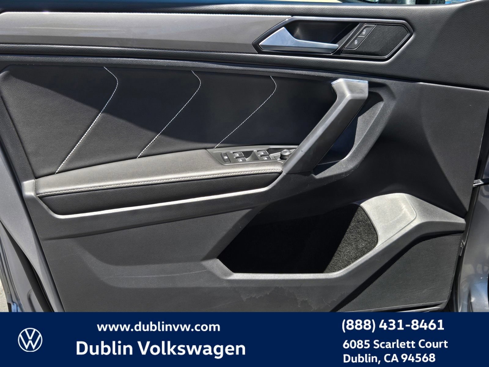 Used 2023 Volkswagen Tiguan SE w/ Panoramic Sunroof Package FWD image 10
