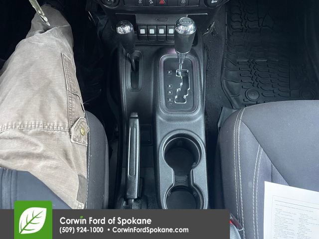 Used 2015 Jeep Wrangler Unlimited Rubicon w/ Connectivity Group image 36