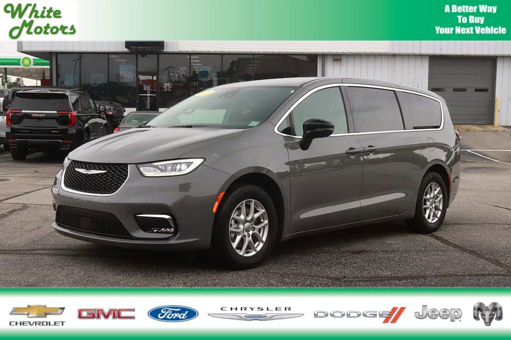 Used 2025 Chrysler Pacifica Select FWD image 1