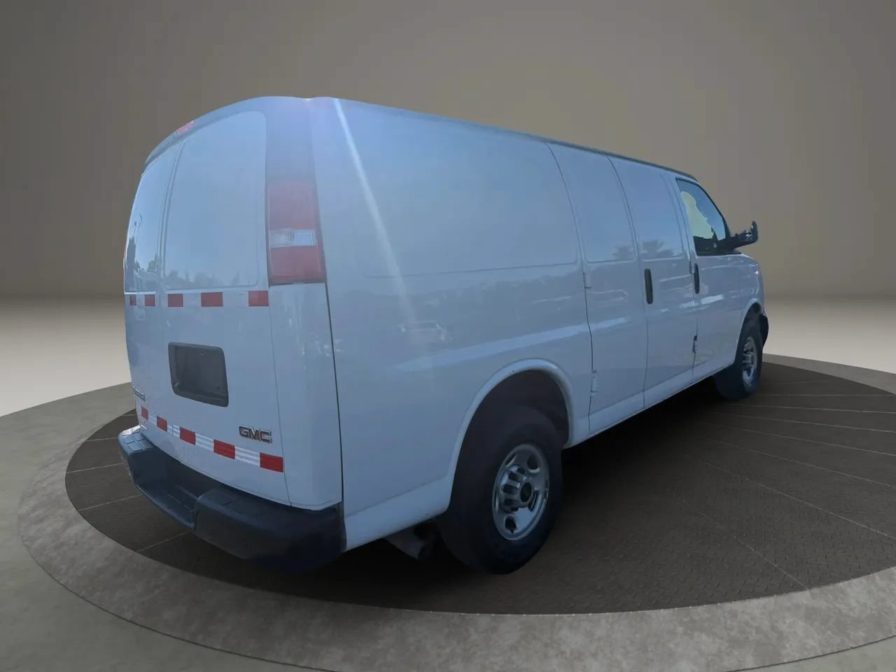 Used 2022 GMC Savana 2500 RWD image 5
