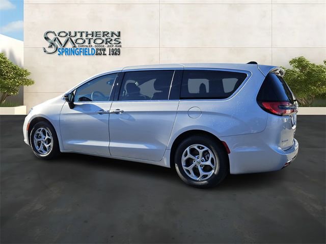 Used 2024 Chrysler Pacifica Limited image 3