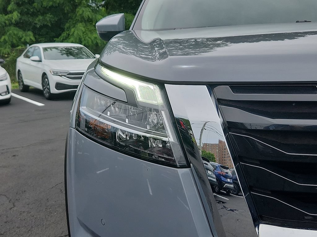 Used 2023 Nissan Pathfinder Platinum AWD/4WD image 9