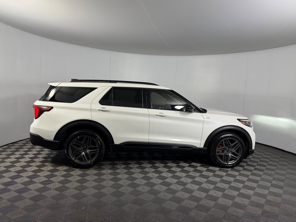 Used 2025 Ford Explorer ST-Line w/ ST-Line Street Pack image 3
