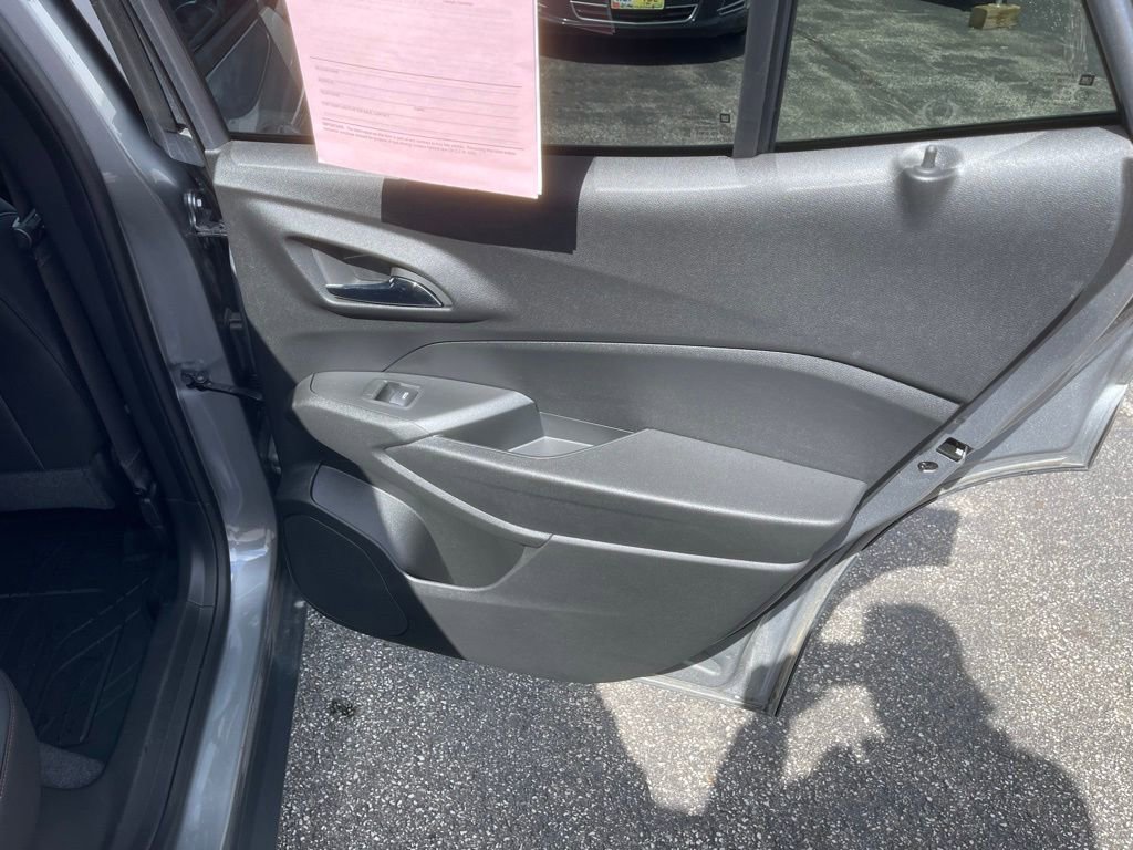 Used 2024 Chevrolet Trax RS w/ Sunroof Package FWD image 24