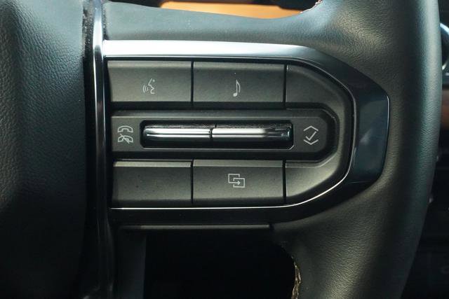 Used 2024 GMC Canyon AT4 w/ Technology Package image 16