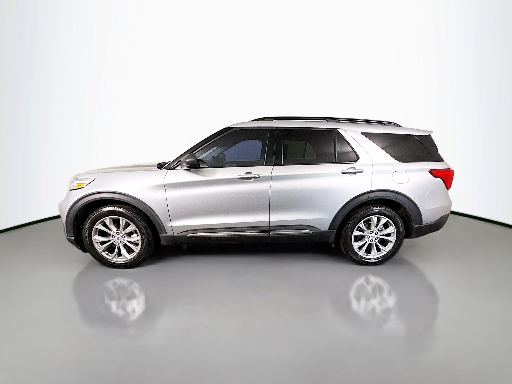 Used 2023 Ford Explorer XLT w/ Equipment Group 202A RWD image 6