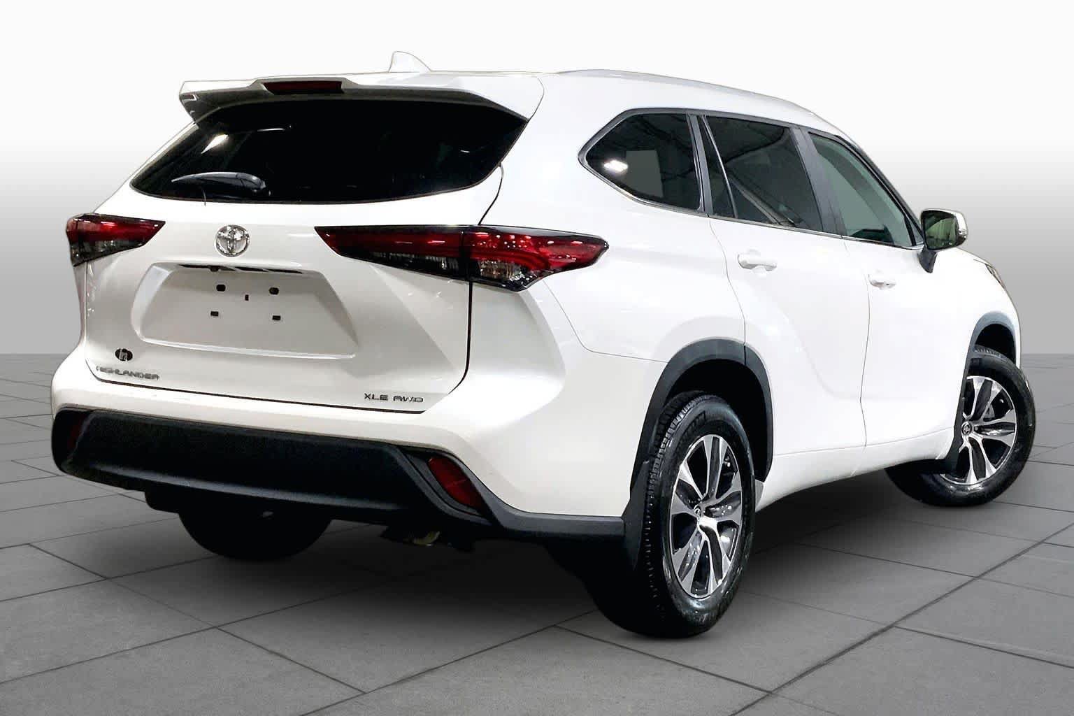 Used 2023 Toyota Highlander XLE AWD/4WD image 13