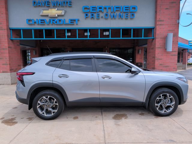 Used 2025 Chevrolet Trax LT FWD image 8
