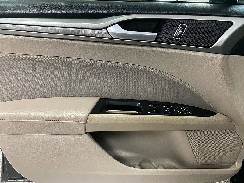 Used 2017 Ford Fusion SE w/ Fusion SE Technology Package image 9