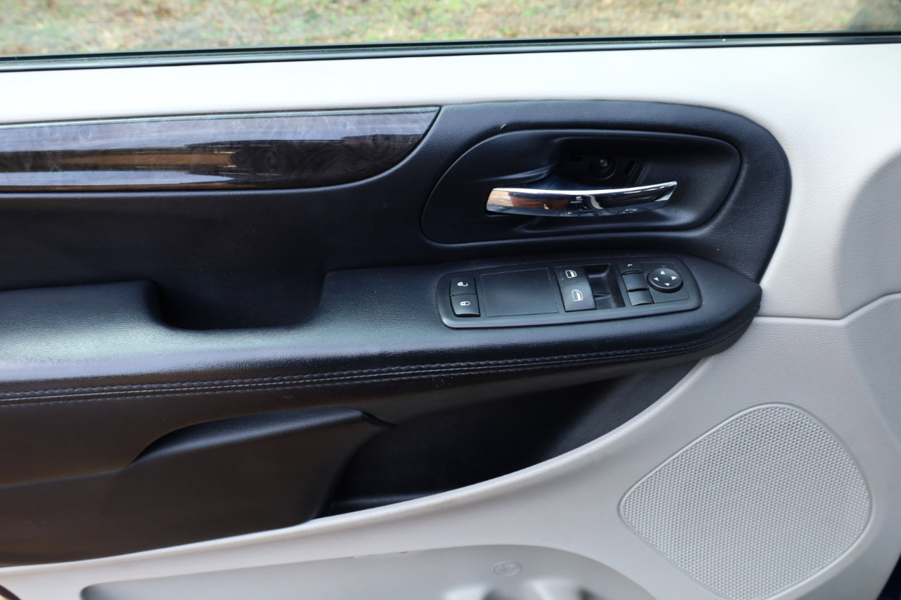 Used 2016 Dodge Grand Caravan American Value Package image 24