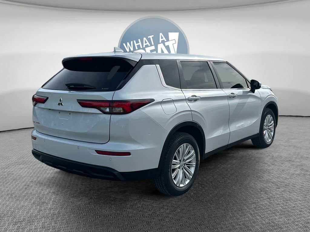 Used 2022 Mitsubishi Outlander ES AWD/4WD image 3