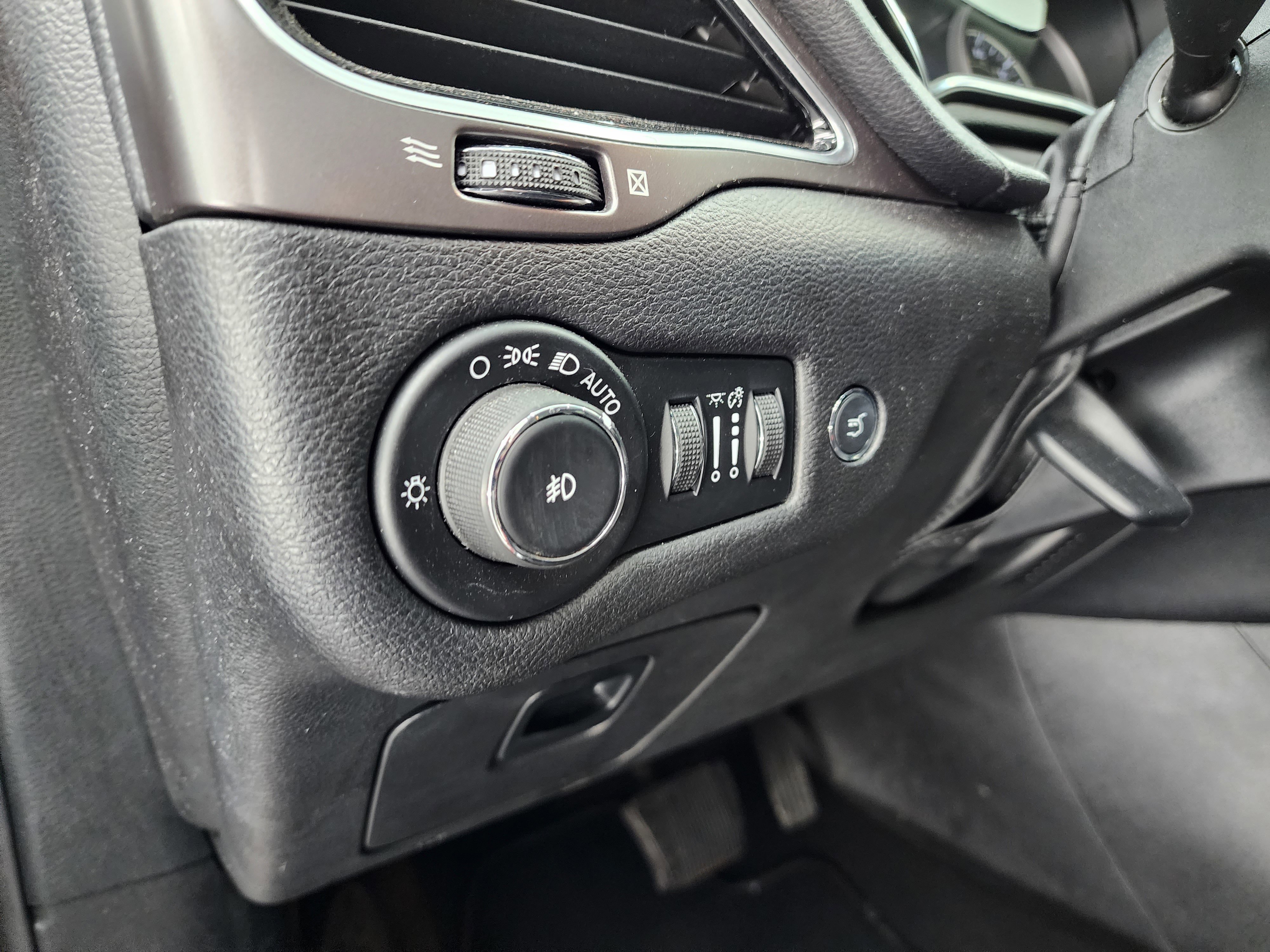 Used 2020 Jeep Cherokee Limited image 39