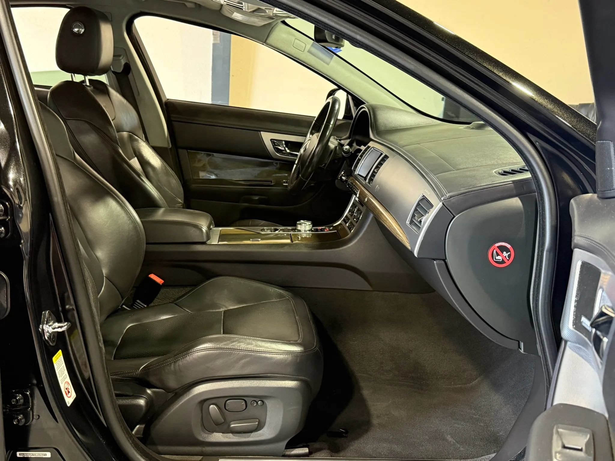 Used 2014 Jaguar XF R RWD image 17