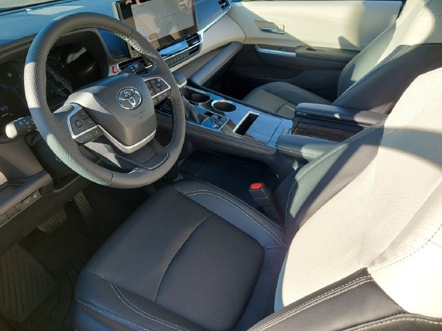 Used 2026 Toyota Sienna Limited AWD/4WD image 9