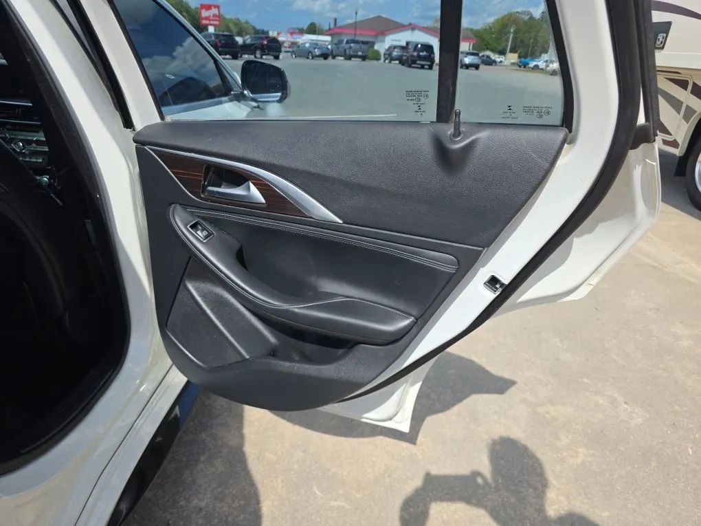 Used 2017 INFINITI QX30 Premium w/ Technology Package image 49