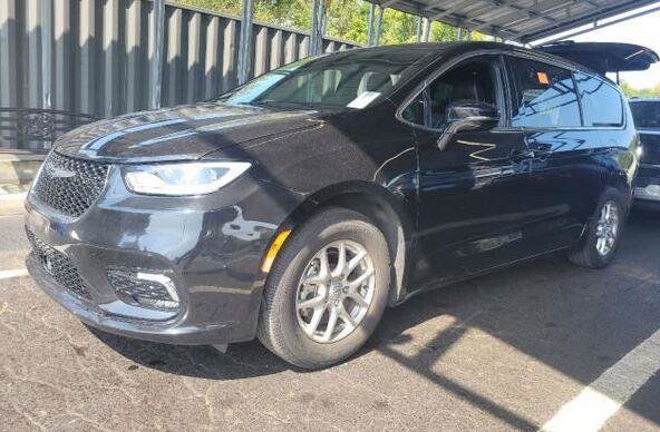 Used 2025 Chrysler Pacifica Select FWD image 1