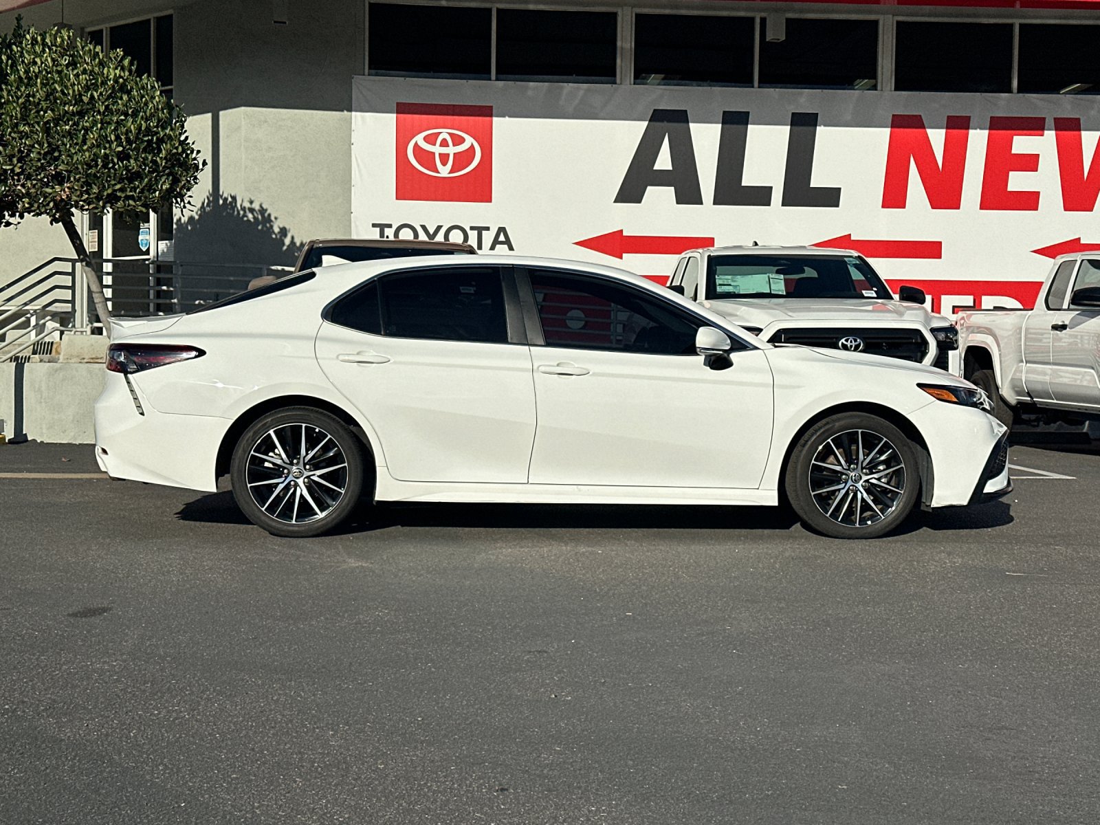Used 2024 Toyota Camry SE w/ Convenience Package FWD image 6