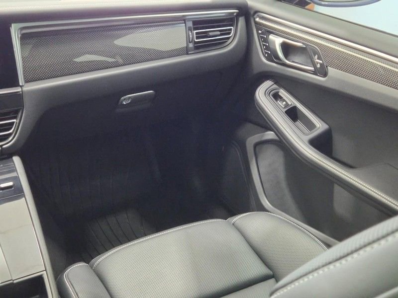 Certified 2026 Porsche Macan GTS image 18