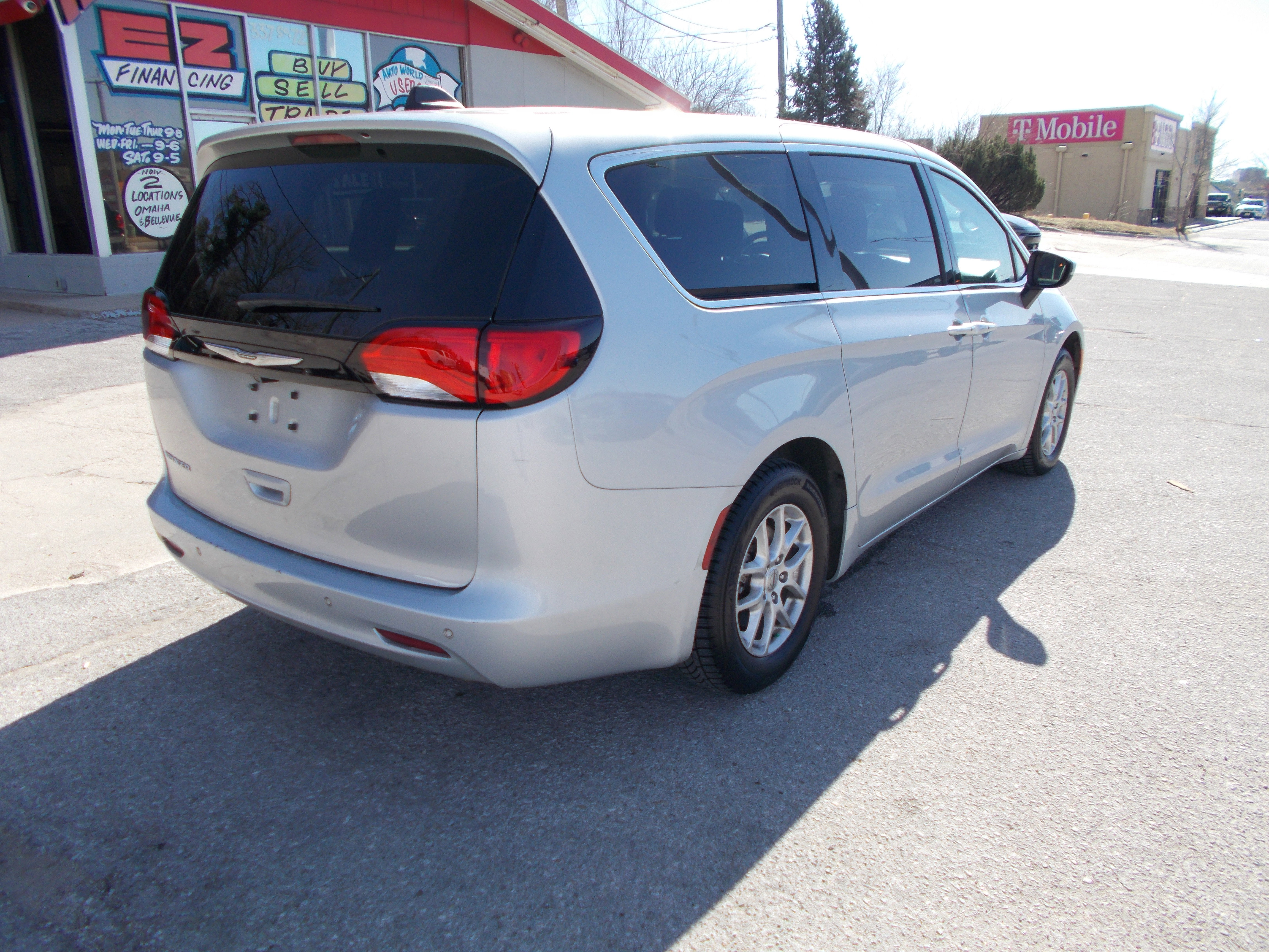 Used 2023 Chrysler Voyager LX image 5