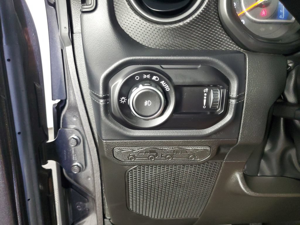 Used 2025 Jeep Wrangler Unlimited Rubicon w/ Convenience Group AWD/4WD image 28